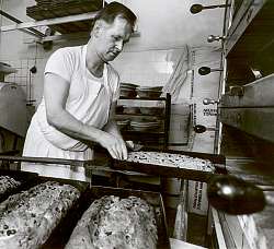 Bäckermeister Krause bei der Stollenbäckerei
